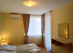 Habitación de hotel con cama y ventana en Family Apartament Marina-Bastet BS, en Sveti Vlas