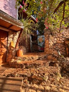 Casa de piedra con escalera de piedra que conduce a un porche en Da Fabio, en Negril