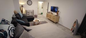 ein Wohnzimmer mit einem Sofa und einem TV in der Unterkunft Perle im Zentrum von MG / Minto in Mönchengladbach