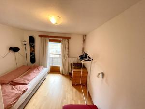 Habitación pequeña con cama y ventana en Adventure Holiday Hub: Gartenhäusl en Mayrhofen