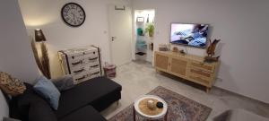 a living room with a couch and a tv at Perle im Zentrum von MG / Minto in Mönchengladbach