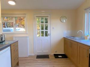 Kuchyň nebo kuchyňský kout v ubytování Burnside Chalet on Reelig Estate + 2 fotografie