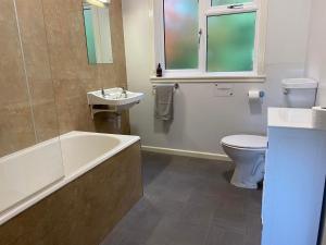 y baño con lavabo y aseo. en Burnside Chalet on Reelig Estate Near Inverness, en Kirkhill