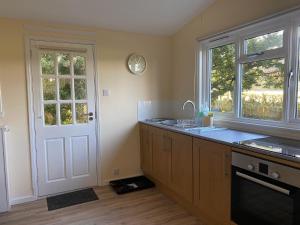 Kuchyň nebo kuchyňský kout v ubytování Burnside Chalet on Reelig Estate