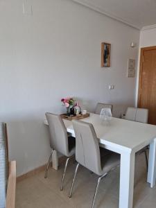 comedor con mesa blanca y sillas en Carpediem in Spanje, en San Miguel de Salinas