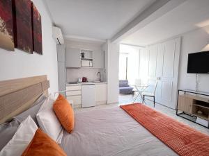 een woonkamer met een bed en een keuken bij Luceros 310 New in Alicante