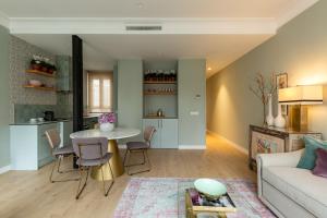 un salon avec une table et un canapé dans l'établissement Be Mate Blasco de Garay, à Madrid