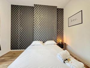 een slaapkamer met een groot wit bed. bij Cosy Appartement, Vaise Salengro 2 in Lyon
