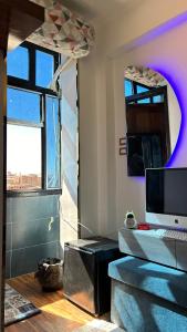 um quarto com uma secretária, um computador e uma janela em Unique studio em Aswan