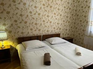 1 dormitorio con 1 cama con 2 toallas en Guest House Levan II Dadiani en Zugdidi