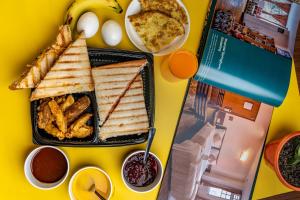 stół z talerzem jedzenia z frytkami i jajkami w obiekcie Muscatel Stardust - Chowrasta Mall Road w mieście Dardżyling