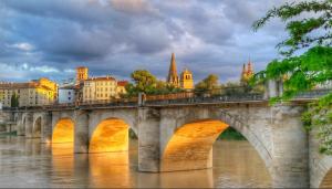 a bridge over a river with a city in the background at APARTANENTO LOFT LAUREL coqueto con Wifi y aire in Logroño