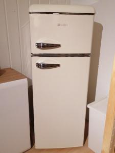 een oude witte koelkast in een kamer bij Alpenblumal in Bad Goisern