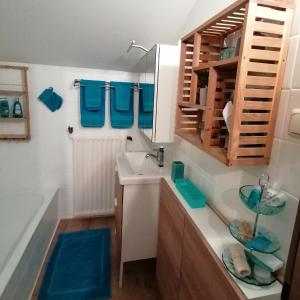 een badkamer met een wastafel en een spiegel bij Alpenblumal in Bad Goisern