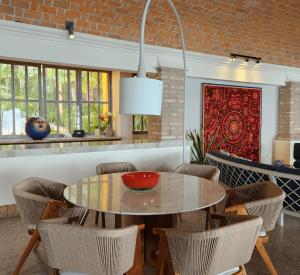Un comedor con mesa y sillas en Beachfront Summer Villa, en Puerto Vallarta