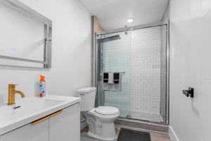 Un baño con inodoro y ducha de cristal. en Modern Apartment in downtown dallas 2bed 2 bath, en Dallas