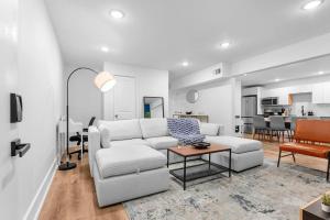 Una sala de estar con un sofá blanco y una mesa. en Modern Apartment in downtown dallas 2bed 2 bath, en Dallas