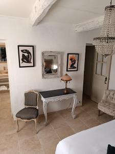 マロセーヌにあるMas de Longuefeuilleのテーブル、椅子、鏡が備わるお部屋
