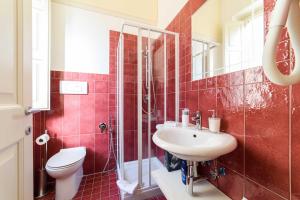 een badkamer met een wastafel, een toilet en een douche bij One&One in Salerno