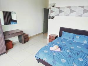 キャメロンハイランドにあるCooling Point Homestay @ Palas Horizon Residenceのベッドルーム1室(ピンクの帽子付きの青いベッド1台付) +8枚の写真