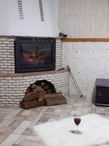 Televízia a/alebo spoločenská miestnosť v ubytovaní Kuća za odmor Mažuran