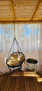 een schommelstoel in een kamer met een raam bij Mobile Home Peponi Del Mar, Soline, BRAND NEW in Biograd na Moru