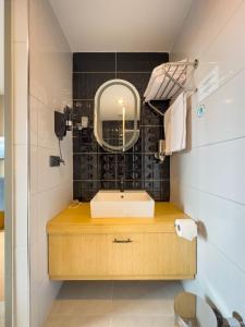 een badkamer met een wastafel en een spiegel bij Mihman Hotel in Tuzla
