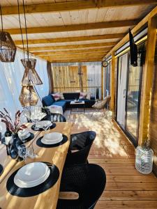 uma sala de estar com uma mesa de madeira e cadeiras em Mobile Home Peponi Del Mar, Soline, BRAND NEW em Biograd na Moru