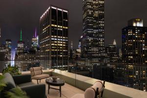 - Vistas al perfil urbano por la noche en Virgin Hotels New York City, en Nueva York