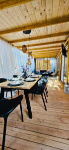 uma sala de jantar com uma mesa longa e cadeiras em Mobile Home Peponi Del Mar, Soline, BRAND NEW em Biograd na Moru