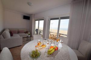 uma sala de estar com uma mesa com fruta em Mar&Sol em Nazaré