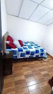 Un dormitorio con una cama con almohadas. en Hotel Posada Don Papagon, en Antigua Guatemala