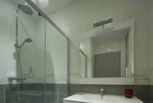 a bathroom with a shower and a sink and a mirror at T2 haut de gamme avec vue Bassin in Andernos-les-Bains