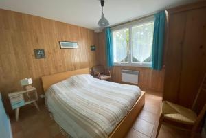 ein kleines Schlafzimmer mit einem Bett und einem Fenster in der Unterkunft VILLA DES ORTOLANS au CAP FERRET in Cap-Ferret