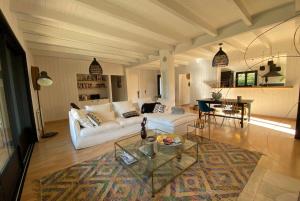 - un salon avec un canapé blanc et une table dans l'établissement VILLA ALHENA à Lège Bourg, à Lège-Cap-Ferret