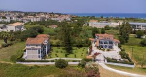 een luchtzicht op een huis met een tuin bij Sofia - Yiota Studios & Apartments in Tsilivi