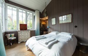 een slaapkamer met een bed met handdoeken erop bij VILLA LOLITA pour 6 PERS AU CAP FERRET in Cap-Ferret