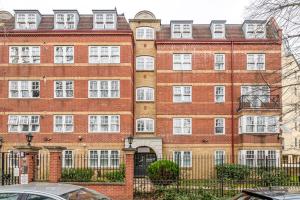 a large brick building with a lot of windows at LiveStay 2BR/2BA with Communal Pool, Sauna & Gym in London