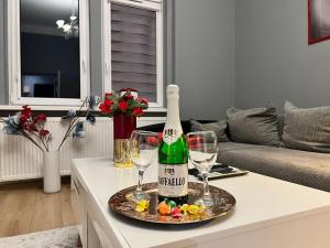 - une bouteille de champagne sur une table dans le salon dans l'établissement Wolności 21 Jelenia Góra, à Jelenia Góra