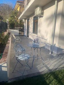 un patio con mesa y 2 sillas en La Pigna Casa Vacanza, en Nicolosi