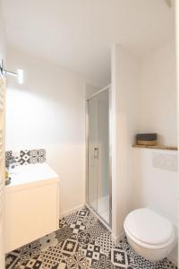 bagno bianco con servizi igienici e doccia di STUDIO DU PORT n17 à ANDERNOS a Andernos-les-Bains