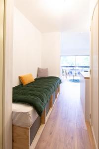 una camera con un letto e una coperta verde di STUDIO DU PORT n17 à ANDERNOS a Andernos-les-Bains