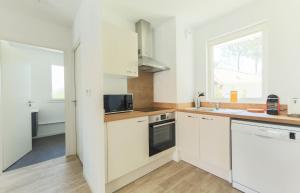 Η κουζίνα ή μικρή κουζίνα στο APPARTEMENT Des Verdiers