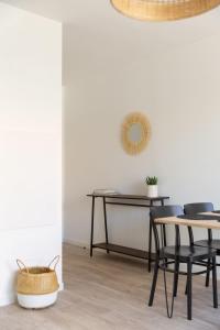 a dining room with a table and chairs at APPARTEMENT Des Verdiers in Andernos-les-Bains