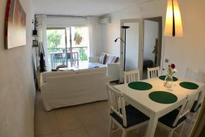ein Wohnzimmer mit einem Tisch und einem Sofa in der Unterkunft Apartamento en Vilanova in Vilanova i la Geltrú
