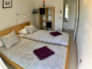 2 Betten nebeneinander in einem Zimmer in der Unterkunft Apartamento en Vilanova in Vilanova i la Geltrú