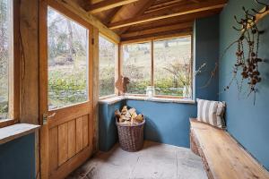 Habitación con puerta de madera y ventana en Host & Stay - Llewenau Draw en Cwm-du