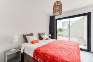 1 dormitorio con cama y ventana grande en Casa Palma 2 - Sejour Ideal, en Lapalme