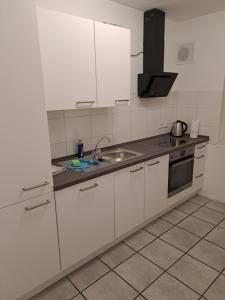 A kitchen or kitchenette at 70F Apartment mit 2 Schlafzimmern