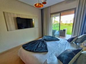 uma cama com um guarda-chuva num quarto em Appartement de Luxe Prestigia em Marraquexe